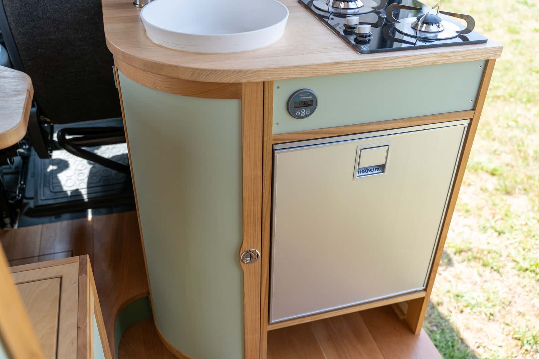 Küchenblock aus Esche und Kirschholz im Peugeot Boxer Camper