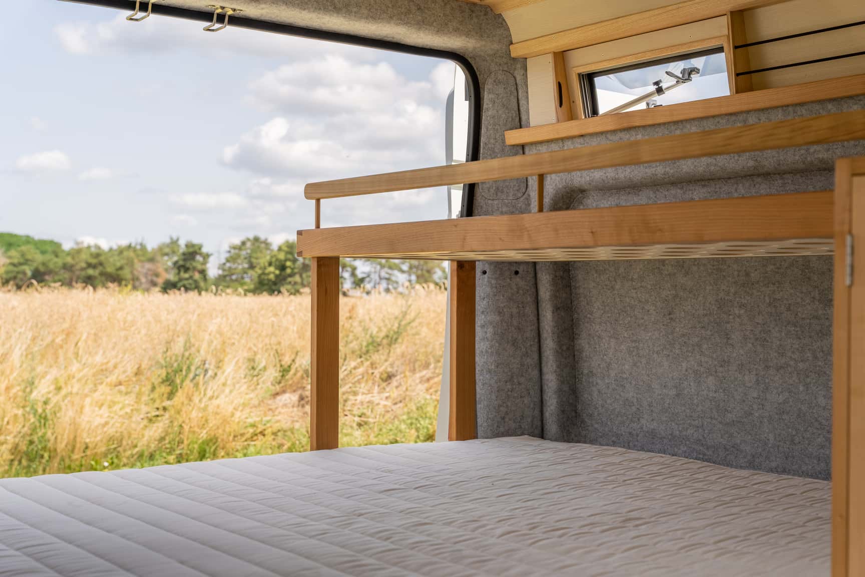 Stockbett im Peugeot Boxer Camper aus Kirschholz