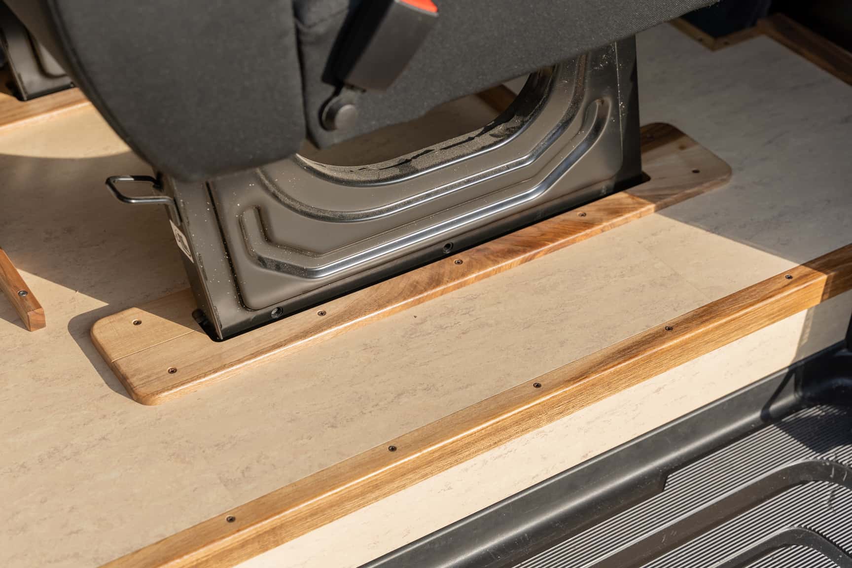 Sandfarbener Linoleumboden mit Nussbaumleisten im Sprinter L3H2 Ausbau