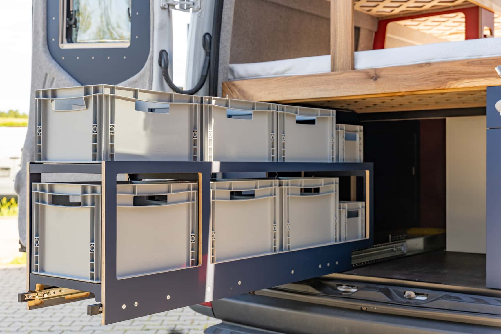 Schwerlastauszug für Euroboxen unter dem Querbett im Sprinter L3H2 Ausbau