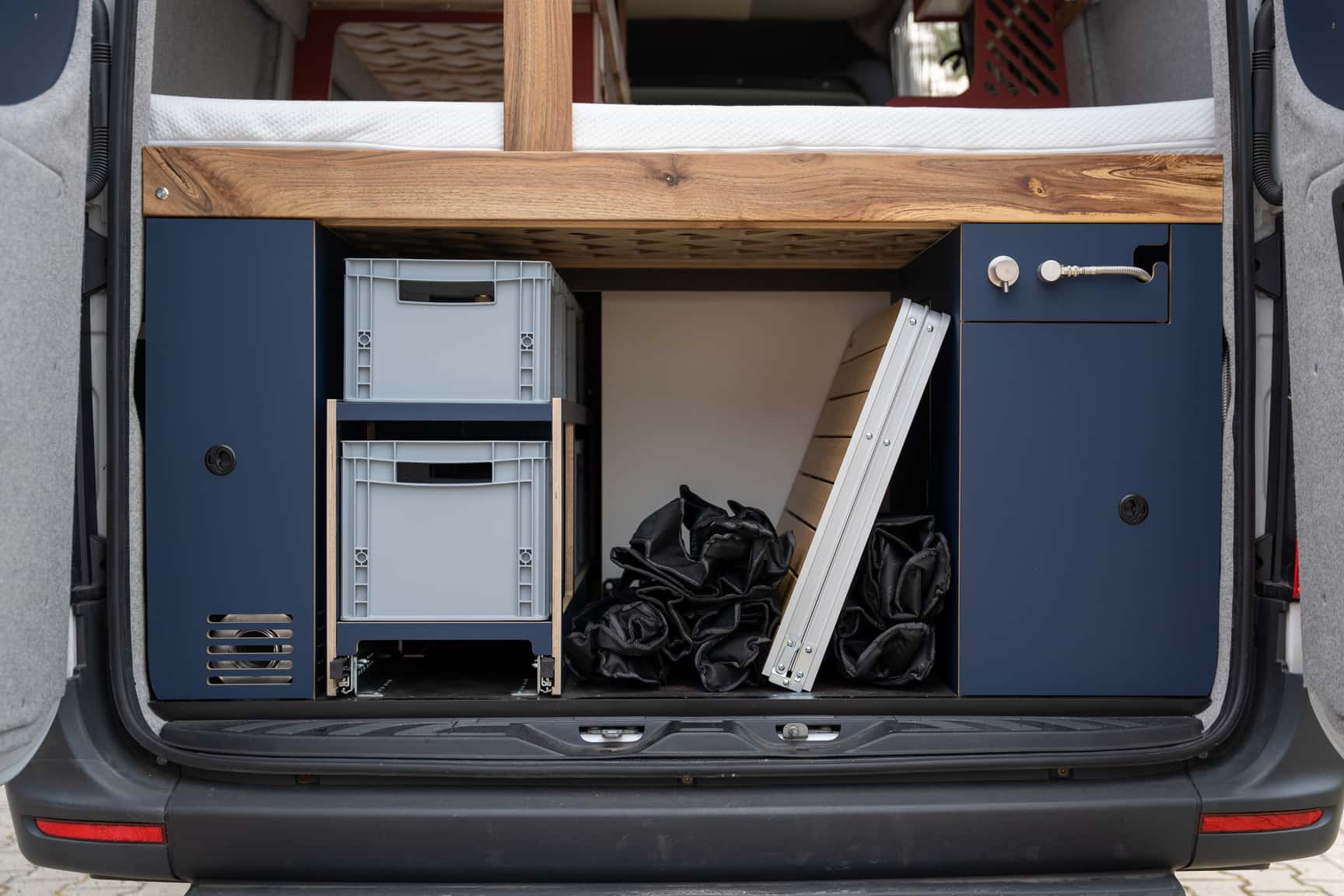 Heckstauraum mit Schwerlastauszug, Elektro- und Gaskasten im Mercedes Sprinter L3H2 Camper