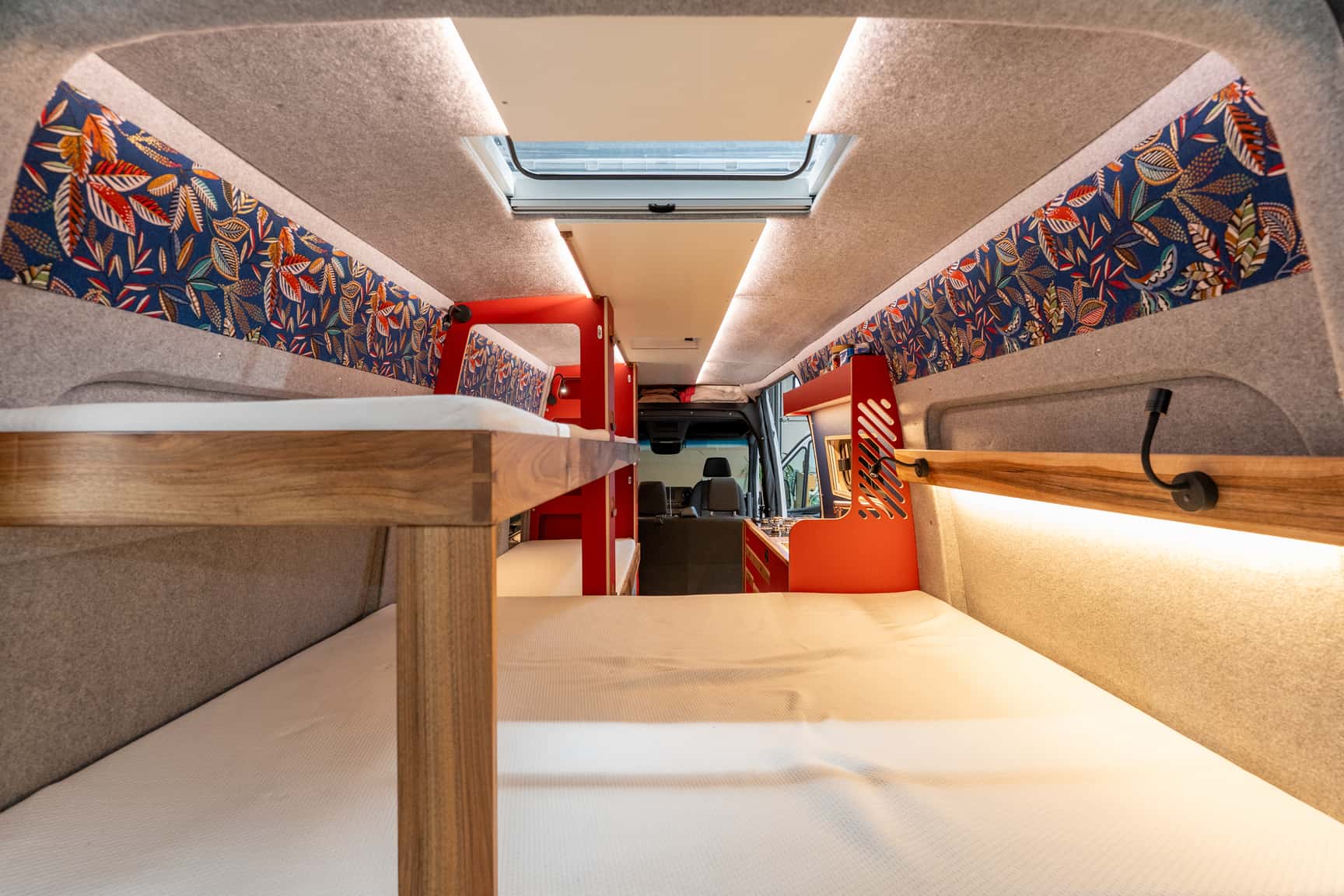 Blick in den Sprinter L3H2 Ausbau von hinten mit Heckstauraum