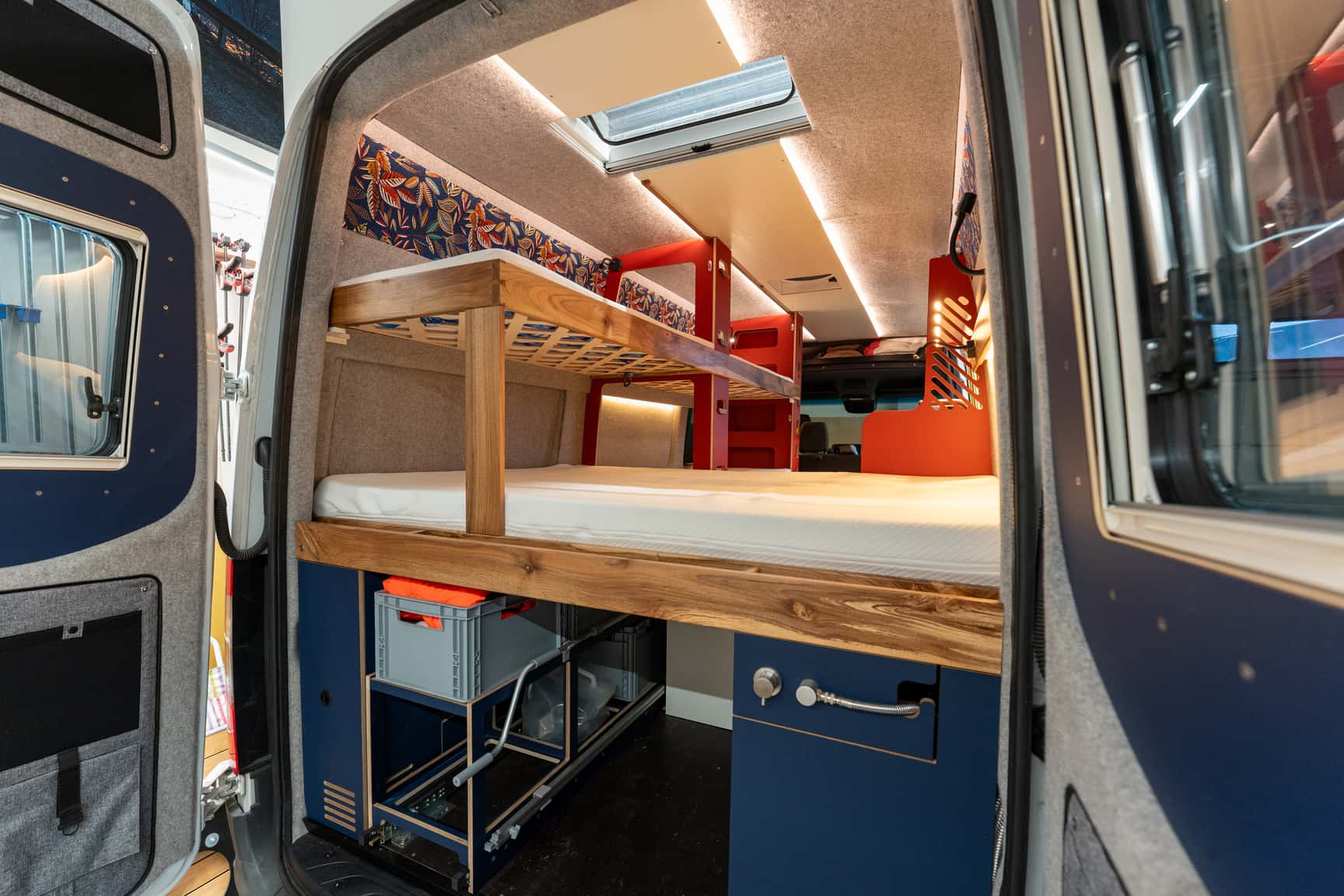 Mercedes Sprinter L3H2 Camper Ausbau für fünf Personen