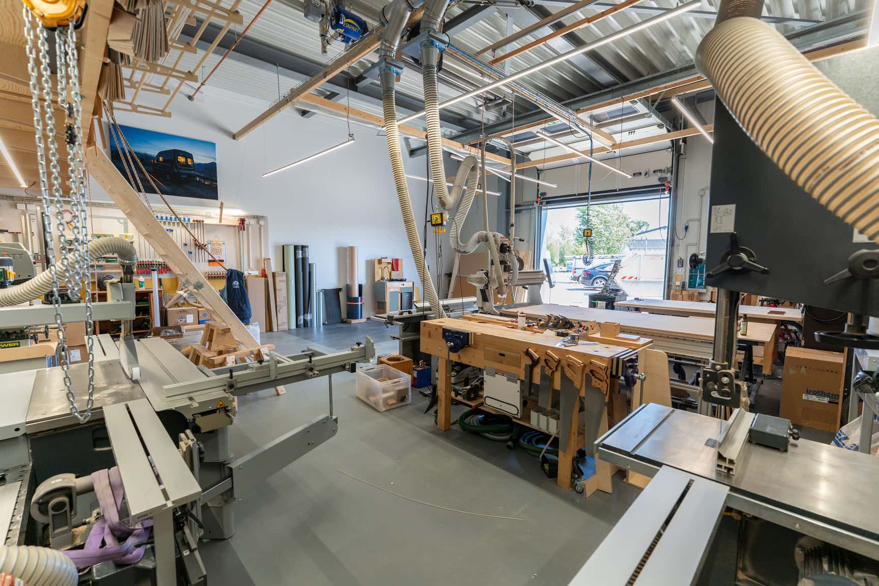 Blick von der Hobelbank in die Werkstatt